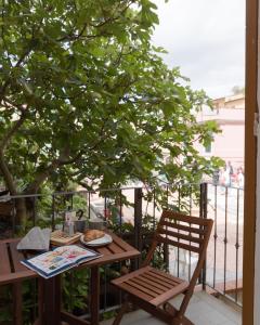 una mesa de madera y una silla en el balcón en La Casa del Gallerista, en Manarola