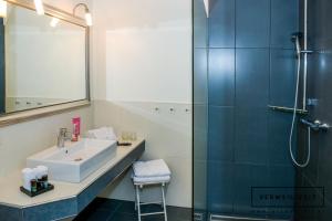 a bathroom with a sink and a shower at Verweilzeit Appartementhaus in Ramsau am Dachstein +56 photos