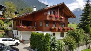 ein Haus mit Blumenkästen auf der Vorderseite in der Unterkunft Ferienhaus Pfeifer in Sankt Gallenkirch