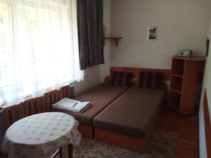a small room with a bed and a stool at Domlesny in Kiczora