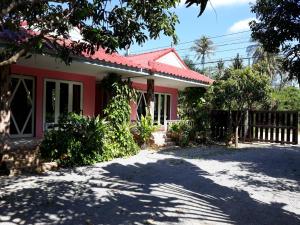 a red and white house with a red roof at Wansawang Homestay in Pran Buri