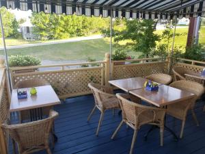 a patio area with a table and chairs at Hôtel-Motel Baie-Ste-Catherine in Baie-Sainte-Catherine