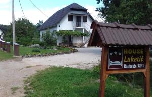 una casa con un cartel delante de ella en House Luketić, en Rastovača