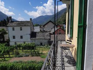 Vista generica sulle montagne o vista sulle montagne dall'interno dell'affittacamere
