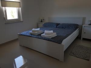 Ένα ή περισσότερα κρεβάτια σε δωμάτιο στο Apartments Zanic with private swimming pool and sea view +76 φωτογραφίες