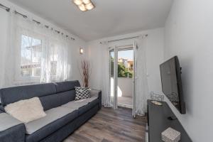 Televízia a/alebo spoločenská miestnosť v ubytovaní Apartments Janice