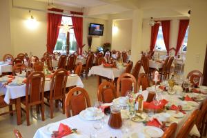 Restauracja lub miejsce do jedzenia w obiekcie Dunajecki Dworek