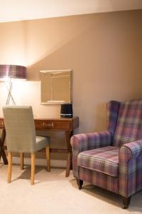 エヤムにあるBrewer's Cottage - Brosterfield Farmのデスクと椅子が備わる客室です。