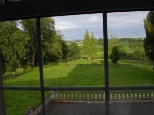 una finestra con vista su un campo di Dundrum House a Tassagh