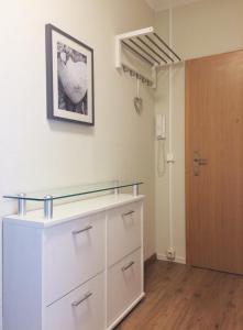 Zimmer mit weißer Kommode und Tür in der Unterkunft Apartment Anna in Chemnitz
