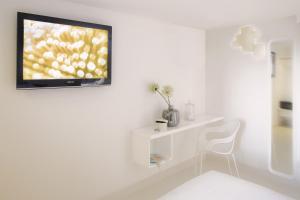 TV a/nebo společenská místnost v ubytování Q Hotel