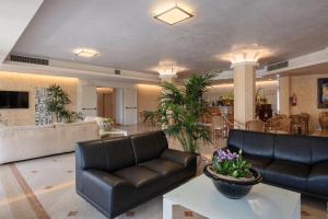 a living room with a couch and a table at Hotel Giulietta Romeo in Lazise