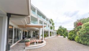 a building with a bench in front of it at Hotel Giulietta Romeo in Lazise