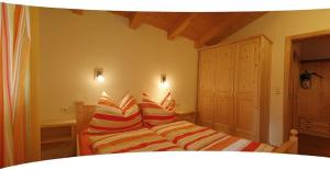 A bed or beds in a room at Ferienwohnung Steiner