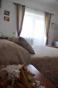 - une chambre avec un lit avec une croix sur une table dans l'établissement villa damecuta B&B, à Anacapri