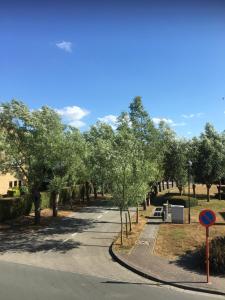 un trottoir avec des arbres sur le côté d'une rue dans l'établissement SleutelVan8, à Knokke-Heist