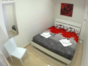 カステッランマーレ・デル・ゴルフォにあるAppartamenti Manzoniの小さなベッドルーム(ベッド1台、鏡付)