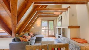 sala de estar con sofá y chimenea en Saplan Real Estate TERMAS en Les