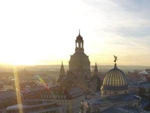 ein großes Gebäude mit einem Turm darüber in der Unterkunft Kügelgenstraße 1 in Dresden