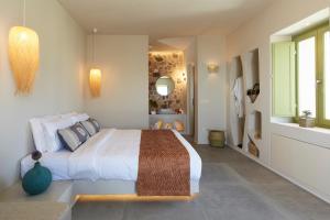 Un pat sau paturi într-o cameră la Aeon Suites - Adults Only