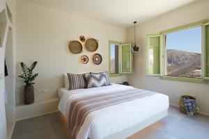 Un pat sau paturi într-o cameră la Aeon Suites - Adults Only