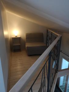 a stairway with a bed and a table and a lamp at Duplex Bord Bassin d'Arcachon in Arès