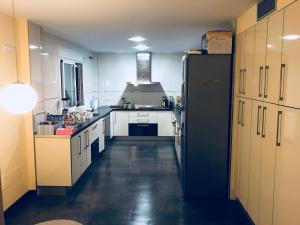 Kuchnia lub aneks kuchenny w obiekcie Rooms in Seafront Villa
