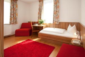 A bed or beds in a room at Hotel Drei Löwen
