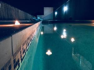 Basen w obiekcie Rooms in Seafront Villa lub w pobliżu