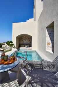 Piscina de la sau aproape de Aeon Suites - Adults Only