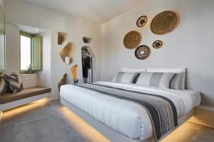Un pat sau paturi într-o cameră la Aeon Suites - Adults Only