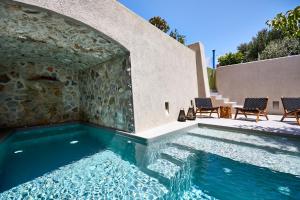 Piscina de la sau aproape de Aeon Suites - Adults Only