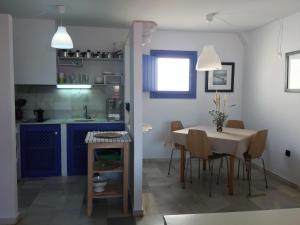 ロダルキラルにあるCasa Guadalquilarのキッチン、ダイニングルーム(テーブル、椅子付)