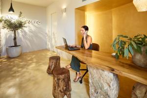 Oaspeți care stau la Aeon Suites - Adults Only