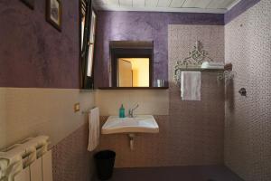 StiloにあるAgriturismo Casato Ruggeroのバスルーム(洗面台、鏡付)