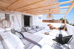 uma sala de estar com um sofá num pátio em Phos Home by Rocks Estates em Naousa
