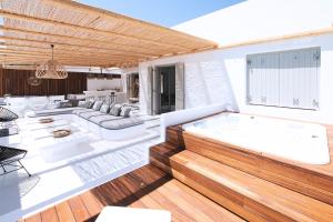 una gran sala de estar con bañera de hidromasaje. en Phos Home by Rocks Estates, en Naousa