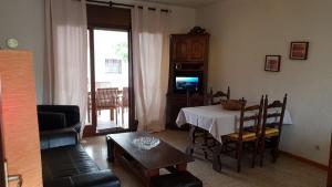 エンプリアブラバにある010 Segre casa con piscina y amarreのリビングルーム(テーブル、テレビ付)