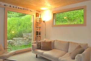 un soggiorno con un divano e una finestra di Ferienwohnung Troegligasse a Andermatt