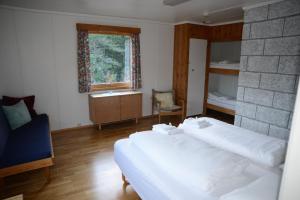 a bedroom with a large white bed and a window at Voss Lodge Rongastovo in Vossevangen