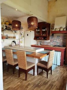 una cocina con una gran mesa de madera y sillas en Finestra sul verde, en Siena