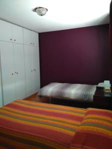Tempat tidur dalam kamar di Piso céntrico, amplio, luminoso y familiar con garaje.