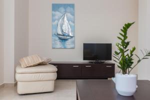 TV a/nebo společenská místnost v ubytování Geas House Thalassa
