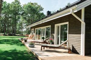 une terrasse en bois avec des bancs sur une maison dans l'établissement The Peaceful Vacation, à Muratsi