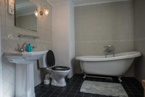 a bathroom with a toilet and a tub and a sink at Maristuen Fjellferie in Borgund +41 photos