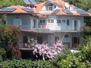 una casa con paneles solares en el techo en Sofia Apartments en Sivota