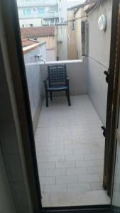 ペスカーラにあるUmbria 22 Apartmentの窓付きのバルコニーにベンチが備わります。