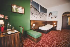 Postel nebo postele na pokoji v ubytování Kurhotel & Hotel Mozart
