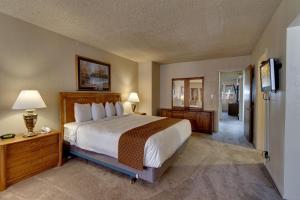 1 dormitorio con 1 cama grande y TV en Heavenly Valley Townhouses en South Lake Tahoe