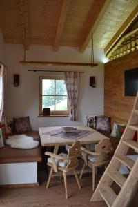 A television and/or entertainment centre at Reiterbauer Chalets & Ferienwohnungen